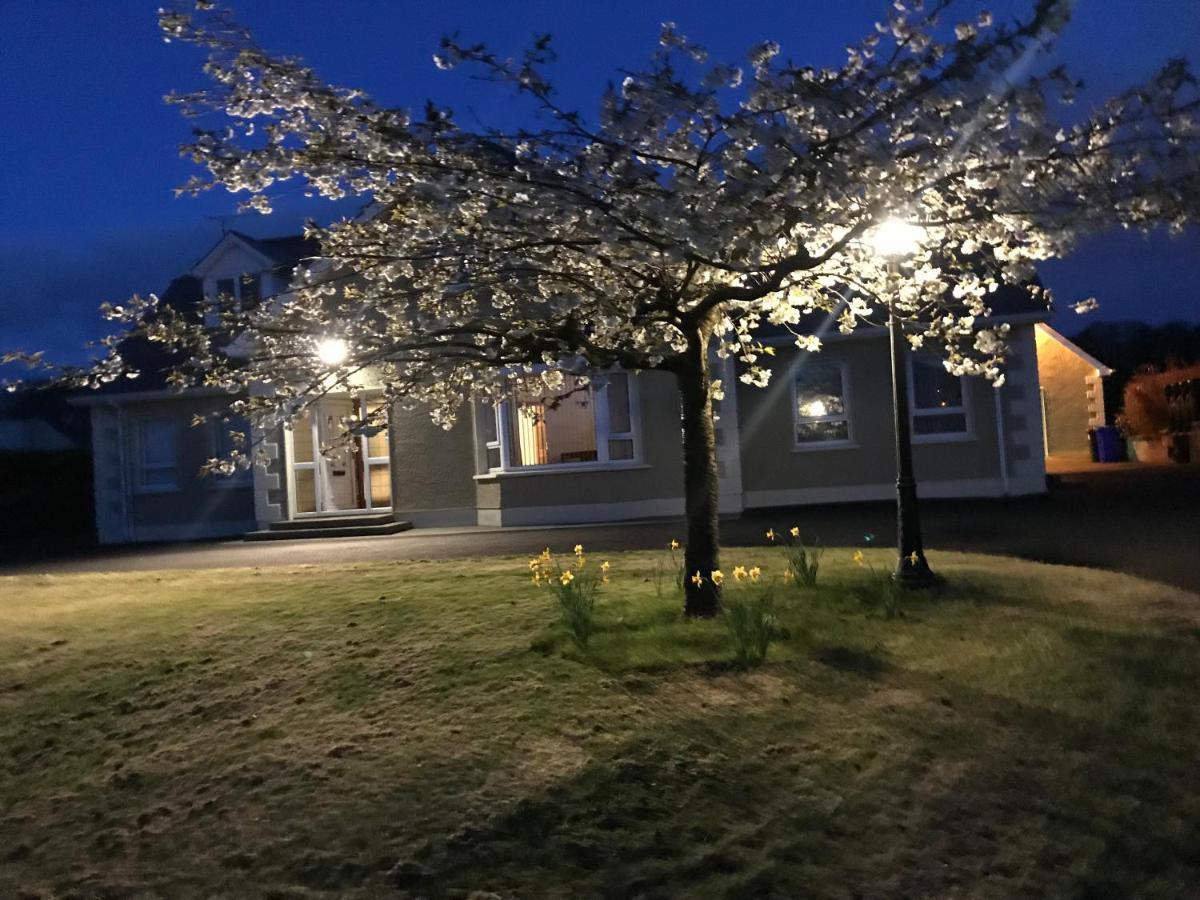 Muff Village Bed & Breakfast Bagian luar foto